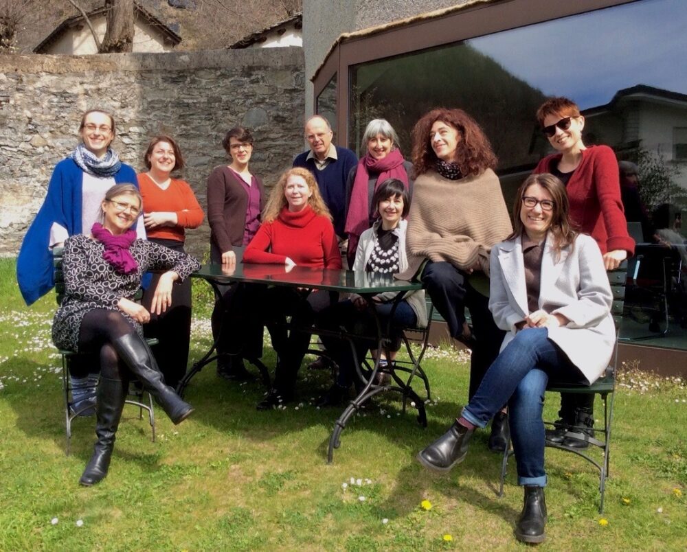 Le partecipanti e i partecipanti del ViceVersa inglese-italiano, svoltosi nell'aprile 2019 presso Villa Garbald a Castasegna, Bregaglia. Foto: Marina Pugliano.