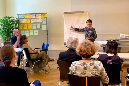 Impressionen vom Workshop «Name the translator!»: Camille Luscher präsentiert die Ergebnisse ihres Tisches