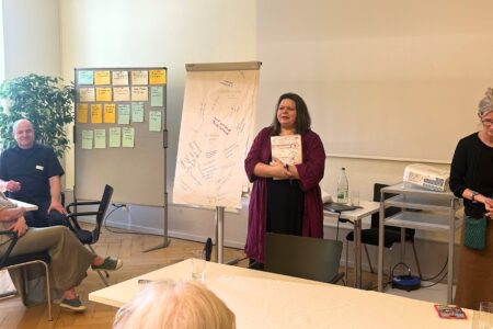 Impressionen vom Workshop «Name the translator!»: Iryna Herasimovich gestaltet das Fazit